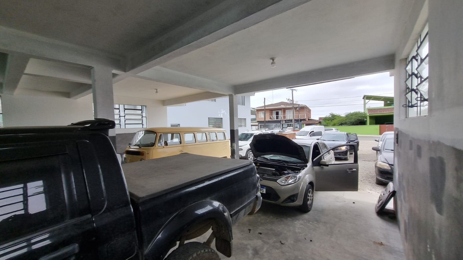 Veiculos sendo atendidos no patio da oficina Auto Eletrica Toninho